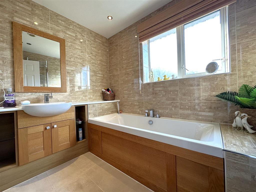 Family Bathroom 915