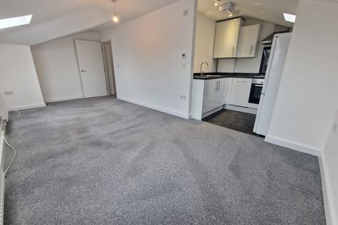 2 bedroom penthouse to rent, Empire Court, Empress Road, Luton, Bedfordshire