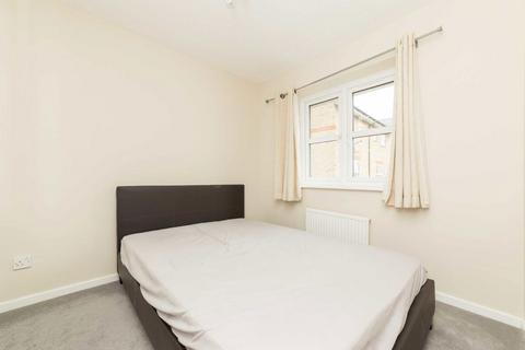 3 bedroom terraced house to rent, Milligan Street, London E14