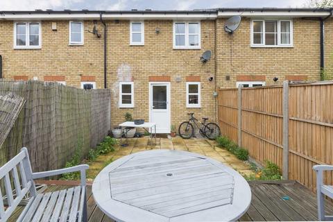 3 bedroom terraced house to rent, Milligan Street, London E14