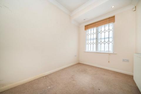 2 bedroom flat for sale, Garland Drive, Hounslow TW3