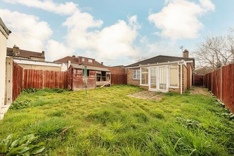 2 bedroom bungalow for sale, Garland Drive, Hounslow TW3