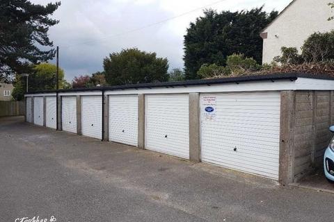 Garage to rent, Willow Crescent, Farnborough GU14