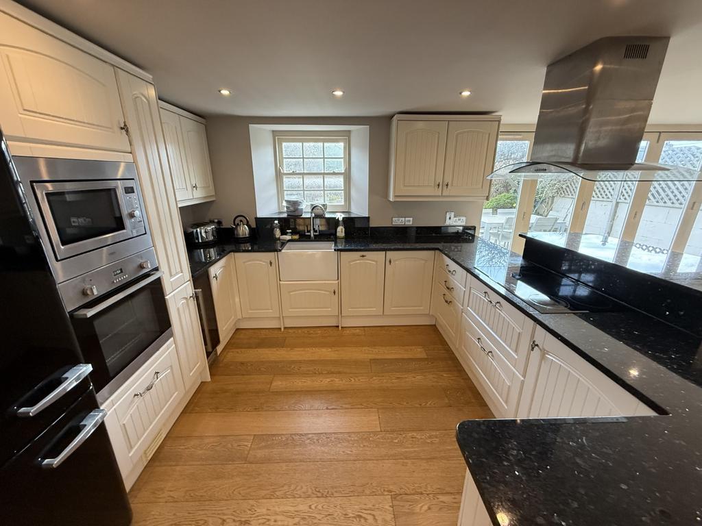 Open Plan Kitchen/Lounge Area
