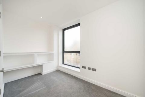 3 bedroom flat to rent, Portland Road, London SE25