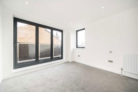 3 bedroom flat to rent, Portland Road, London SE25