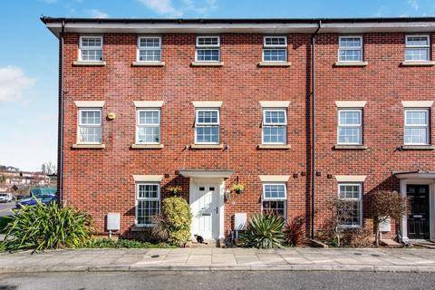 4 bedroom semi-detached house to rent, Oswald Drive Strood ME2