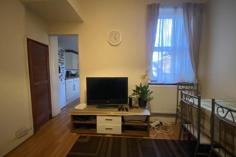 1 bedroom terraced house to rent, House-Share @ Leyton E15