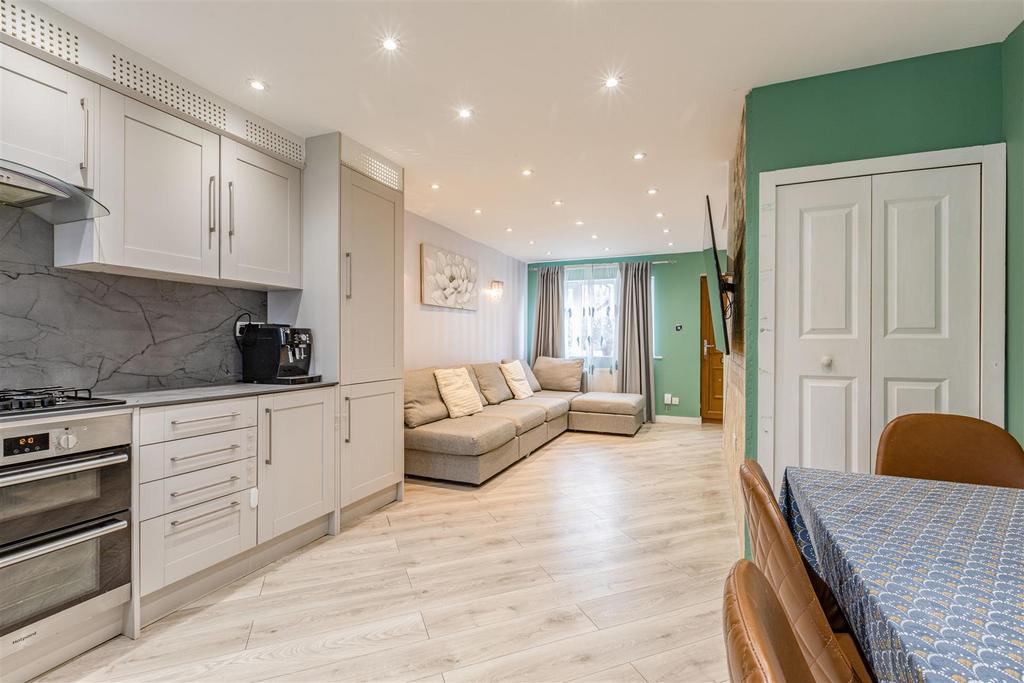 57 Monks Crescent, Addlestone, KT15 1 UX - 10.jpg