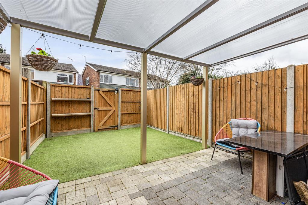 57 Monks Crescent, Addlestone, KT15 1 UX - 13.jpg