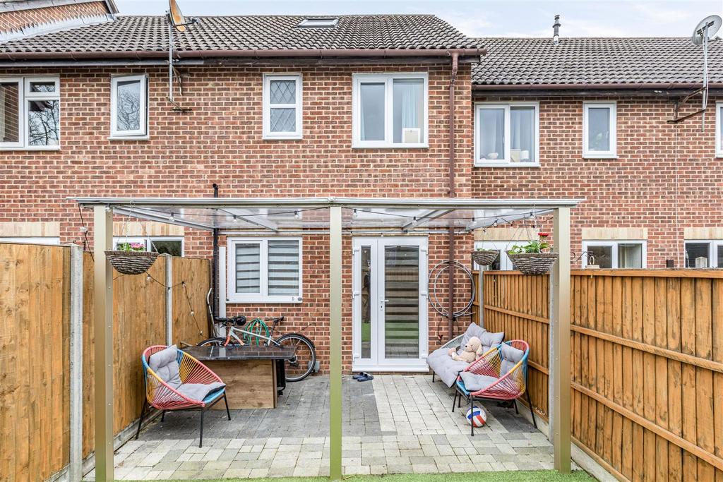 57 Monks Crescent, Addlestone, KT15 1 UX - 15.jpg