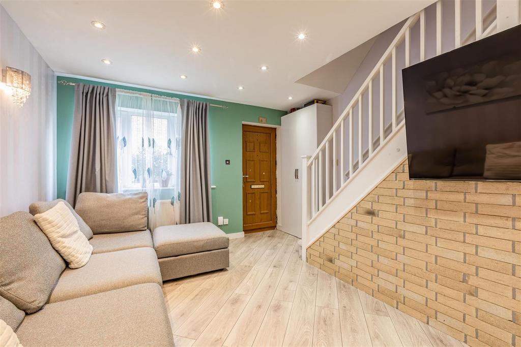 57 Monks Crescent, Addlestone, KT15 1 UX - 12.jpg