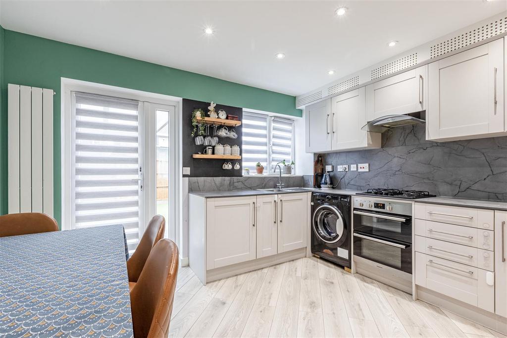 57 Monks Crescent, Addlestone, KT15 1 UX - 11.jpg