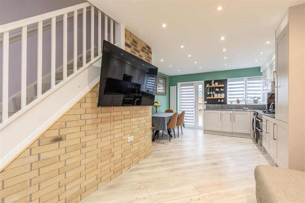 57 Monks Crescent, Addlestone, KT15 1 UX - 9.jpg