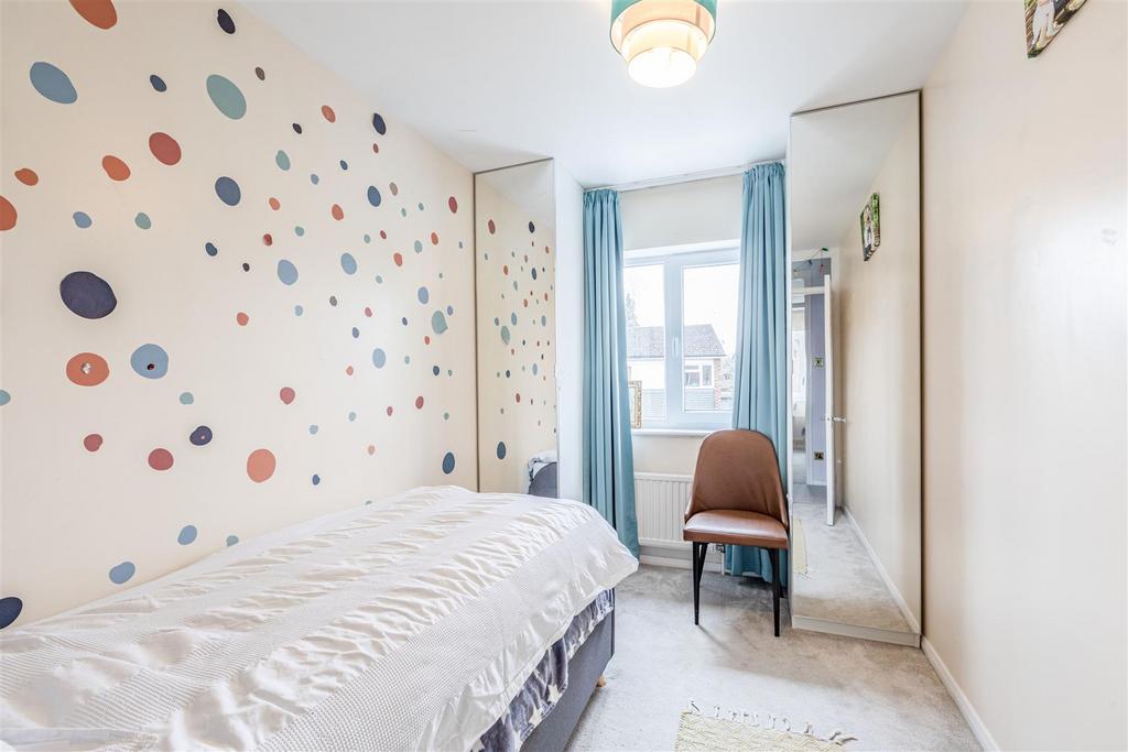 57 Monks Crescent, Addlestone, KT15 1 UX - 3.jpg