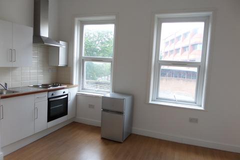 Studio to rent, Selhurst Road, London SE25