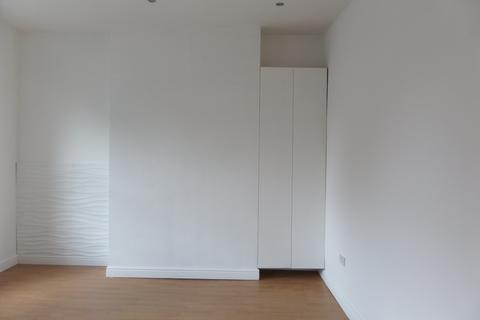 Studio to rent, Selhurst Road, London SE25