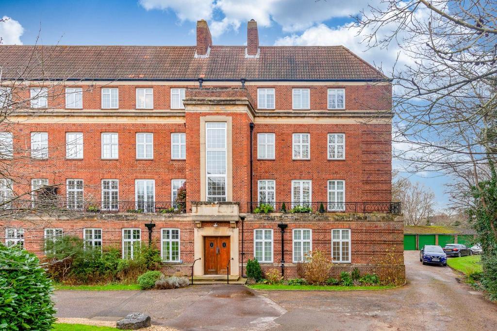 Woodstock Close, North Oxford 2 bed flat - £590,000