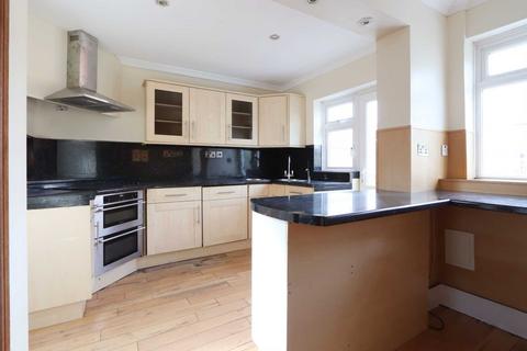 3 bedroom semi-detached house to rent, Ravenswood Avenue, Surbiton