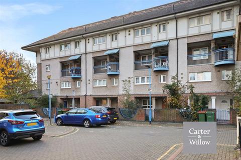 3 bedroom maisonette for sale, Gillman Drive, London