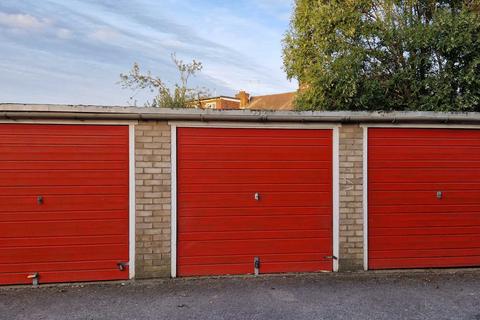 Garage to rent, Chase Road, London N14