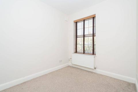 2 bedroom terraced house to rent, Pinner Road, Bushey, Watford, WD19