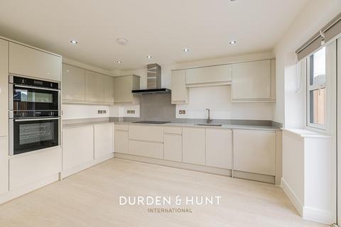 4 bedroom semi-detached house for sale, Purfleet Road, South Ockendon, RM15