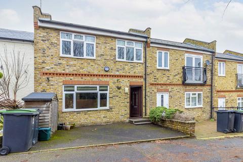 2 bedroom terraced house to rent, Rosebery Mews, London N10