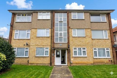 3 bedroom apartment to rent, Lexden Drive, Romford RM6