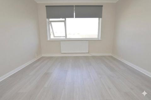 3 bedroom apartment to rent, Lexden Drive, Romford RM6