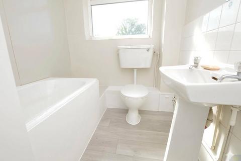 3 bedroom apartment to rent, Lexden Drive, Romford RM6