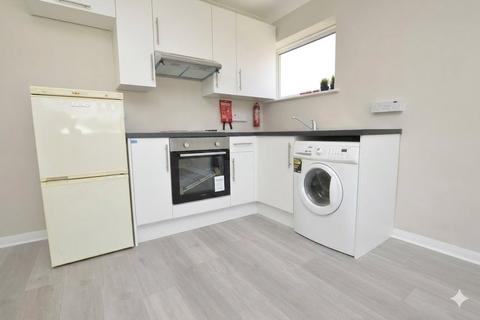 3 bedroom apartment to rent, Lexden Drive, Romford RM6