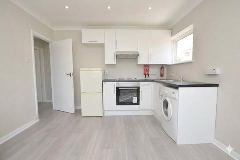3 bedroom apartment to rent, Lexden Drive, Romford RM6