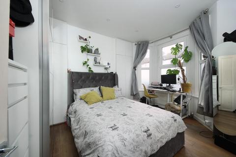 25 Petersfield Road, London, W3 8NY