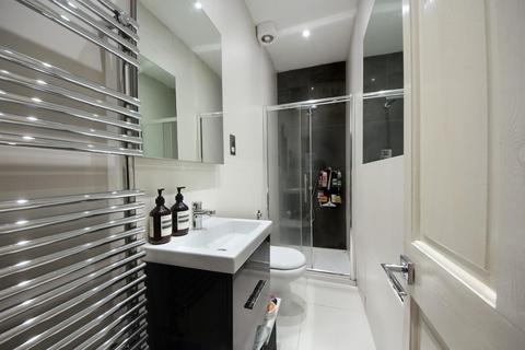 25 Petersfield Road, London, W3 8NY