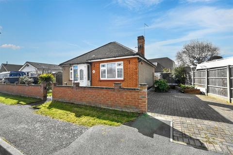 2 bedroom bungalow for sale, Kamerwyk Avenue, Canvey Island SS8