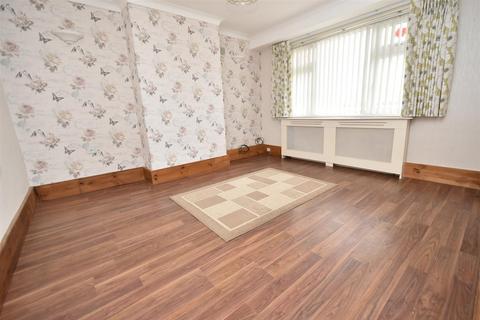 2 bedroom bungalow for sale, Kamerwyk Avenue, Canvey Island SS8