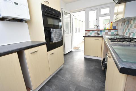 2 bedroom bungalow for sale, Kamerwyk Avenue, Canvey Island SS8