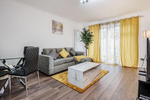 2 bedroom flat to rent, Gregory Road, Romford RM6