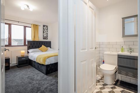 2 bedroom flat to rent, Gregory Road, Romford RM6