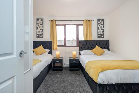 2 bedroom flat to rent, Gregory Road, Romford RM6