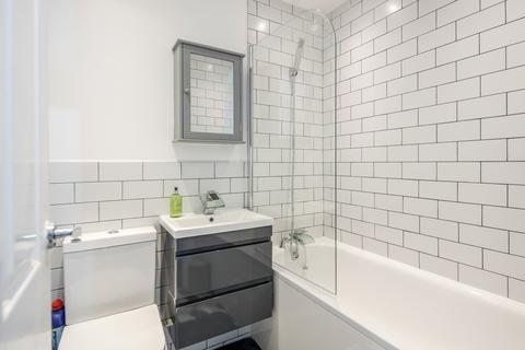 2 bedroom flat to rent, Gregory Road, Romford RM6