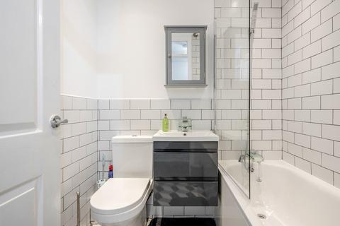 2 bedroom terraced house to rent, Gregory Road, Romford RM6