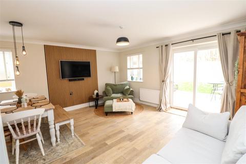 2 bedroom end of terrace house for sale, Potters Mews, Farnborough GU14