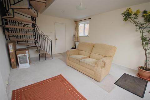 2 bedroom house to rent, Caravere Close, Cambridge CB4