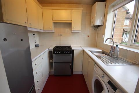 2 bedroom house to rent, Caravere Close, Cambridge CB4