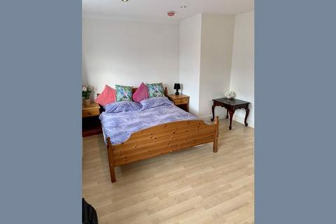 1 bedroom in a house share to rent, Room 2, Silbury Avenue, Mitcham, Surrey