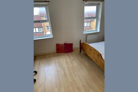 1 bedroom in a house share to rent, Room 2, Silbury Avenue, Mitcham, Surrey