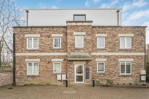Northfield Avenue, London, W13