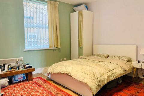 1 bedroom property to rent, The Mall, London